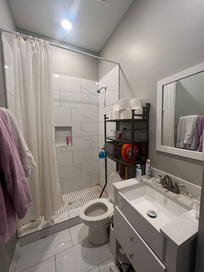 Building Photo - 5bd/3ba Adorable Home Available for Next S...