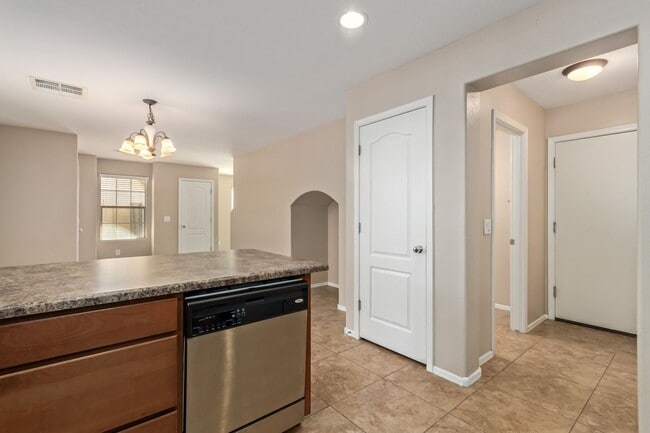 Building Photo - Welcome Home 3B/2BA in Lyons Gate!