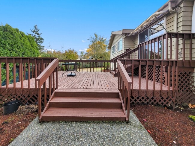 Building Photo - Charming Rambler with Abundant Natural Lig...