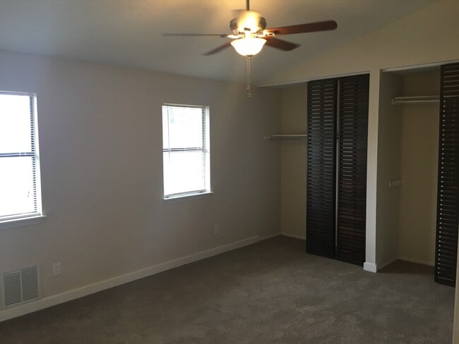 Building Photo - Newly remodeled 3 bed 2 bath