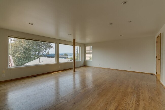 Building Photo - Water View Kirkland home West of Market street!