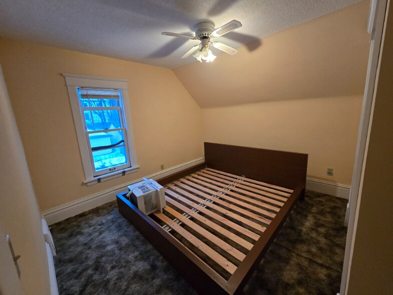 Building Photo - 2906 N Knox Ave