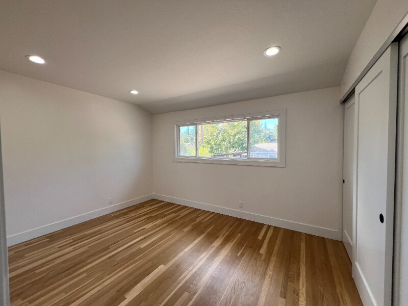 Building Photo - 641 Wintergreen Ln