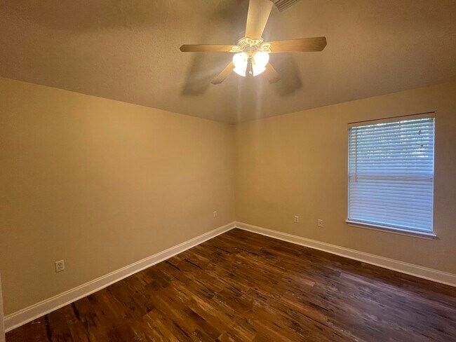 Building Photo - 858 Van Dyke Dr