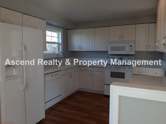Building Photo - 4 Bed on Cul de Sac, Fenced Yard, Quick Access to Schools, Outlet Mall, Troutdale Station Food Ca...