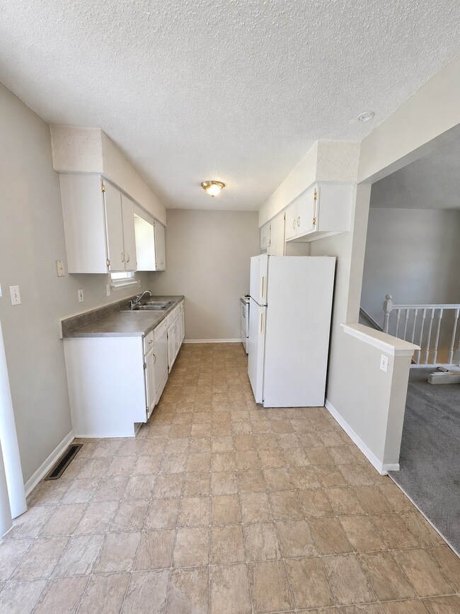 Building Photo - Spacious 3 Bed, 2 Bath Split-Level Duplex with Garage in Lee's Summit!