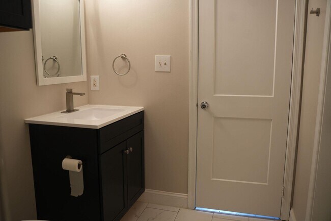 Building Photo - 84 Woodlake Dr