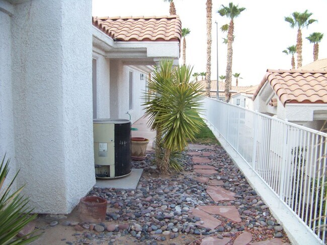 Building Photo - Mesa Townhome