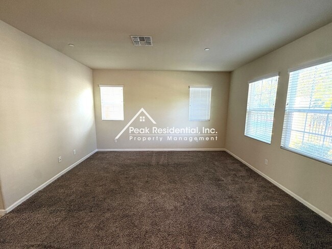Building Photo - Spacious 4bd/2ba House - Gated Community
