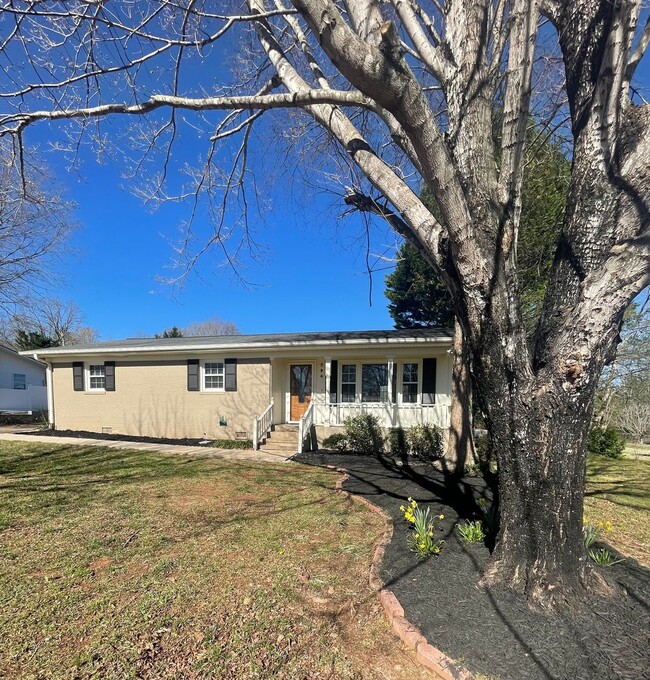 Building Photo - 3 Bedroom 2 Bath Home in Greer  Near Lake ...