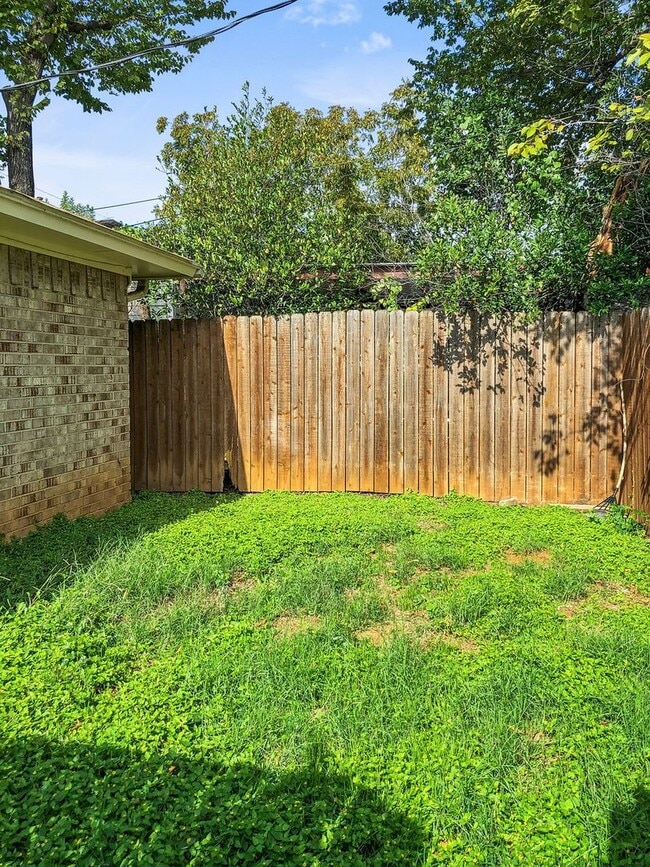 Building Photo - 821 N Mesquite St