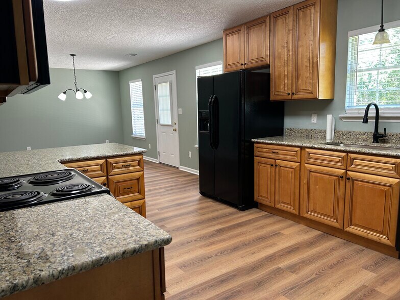 Building Photo - 111 Mockingbird Dr
