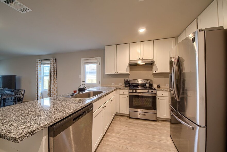 Building Photo - 14014 Homestead