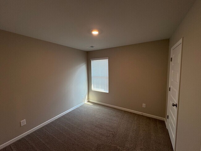 Building Photo - 3 bed, 2 bath available for rent now!