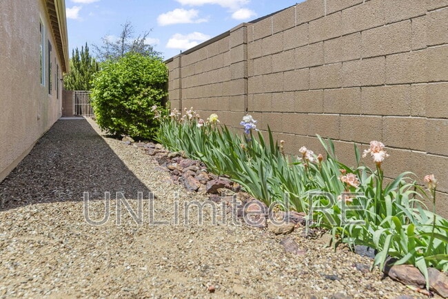 Building Photo - 7889 N Music Mountain Ln