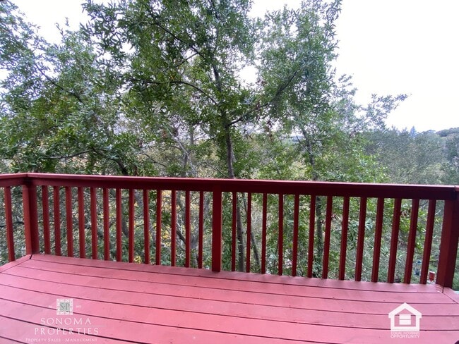 Building Photo - 3+ Bedroom / 2 Bathroom Home with Sunroom & Beautiful Views