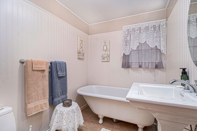 Building Photo - Charming, remodeled 2-Bed/1-Bath  ranch style home with enclosed yard and garage with bonus stora...