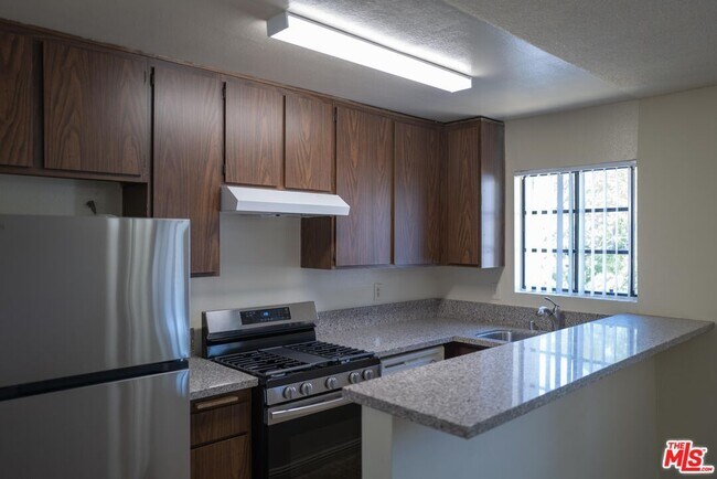 Building Photo - 331 S Gramercy Pl