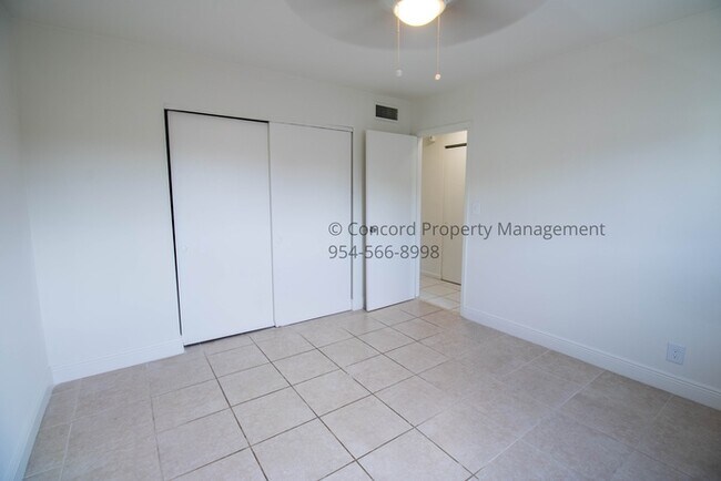 Building Photo - Nice 2nd Floor 1/1 in GREAT Hollywood Location with Pool and Laundry on Site