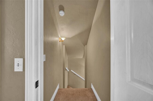 Building Photo - 17105 Gladstone Ln
