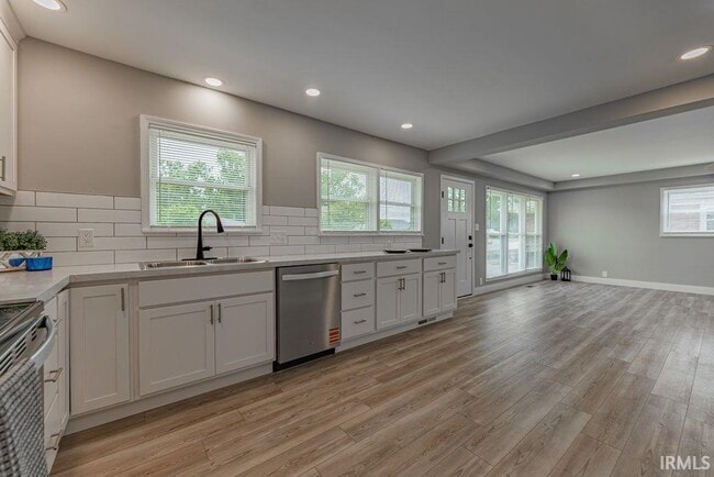 Building Photo - 2054 Conlin Ave