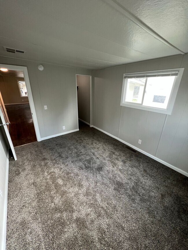 Building Photo - 2 bedroom 1 bathroom with  bonus room located in the Avenues
