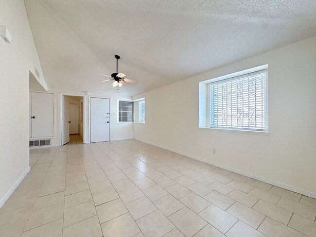Building Photo - Refrig A/C 2bed/2bath Duplex with Bonus Room!