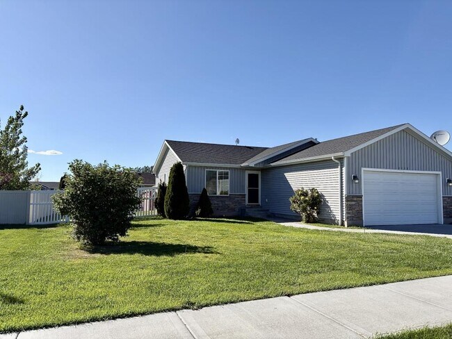 Building Photo - 2175 Roy Dr