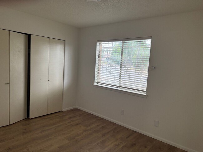 Building Photo - 12029 Brentwood Hills Blvd NE