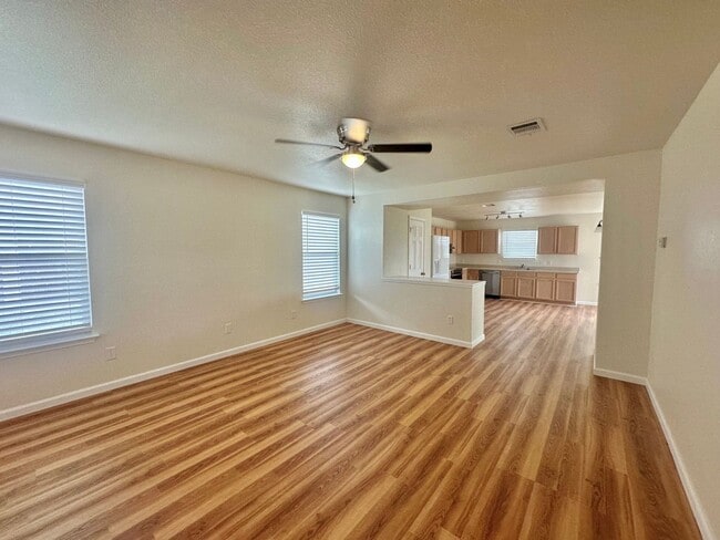 Building Photo - 3 BED 2.5 BATH WITH FRESH PAINT AND NEW AP...