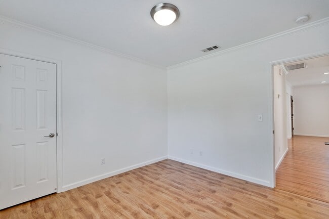 Building Photo - 1940's Quaint 2 Bedroom Single Story Home off of Hedding Street with Modern Amenities & Great Bac...