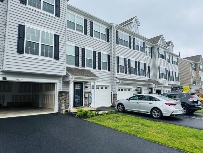Building Photo - Spacious 3BR Townhome in Middletown