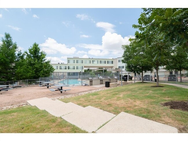 Building Photo - 604 N Bluff Dr