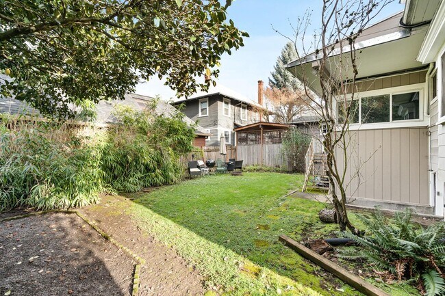 Building Photo - Charming 1-bdrm/1-bath in 1900s Victorian triplex—Prime location, shared laundry & yard
