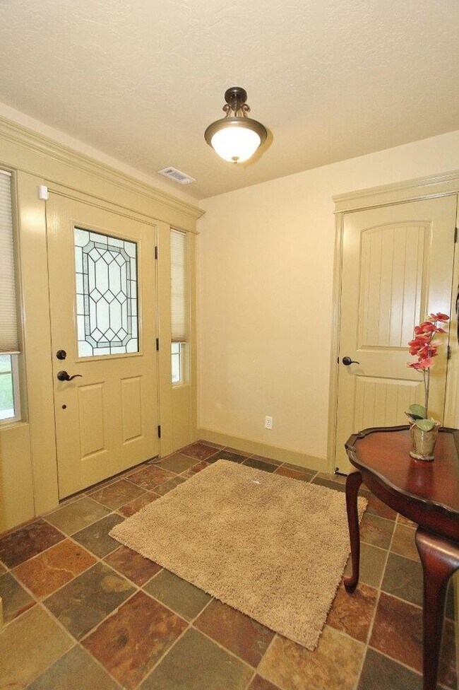 Building Photo - Immaculate Single-Level Townhouse