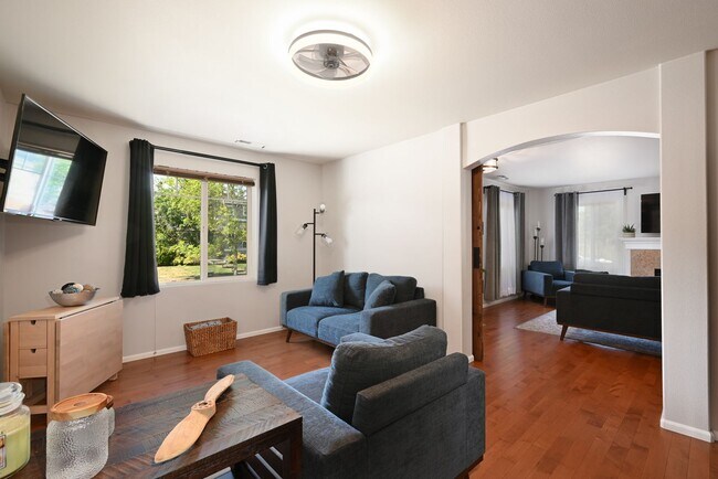 Building Photo - Amazing Home in Orting!!