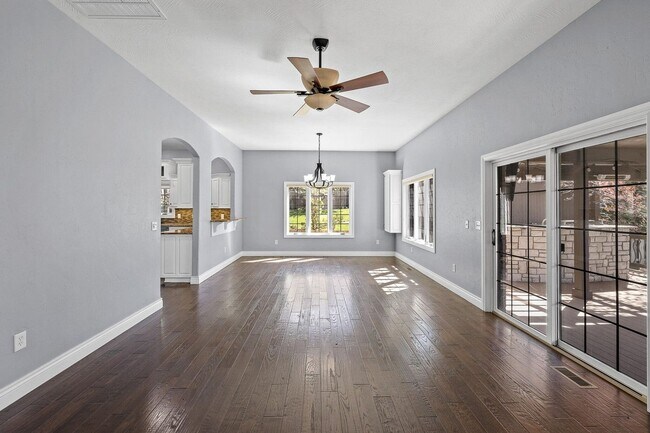 Building Photo - 5 Bedroom Dream Home!