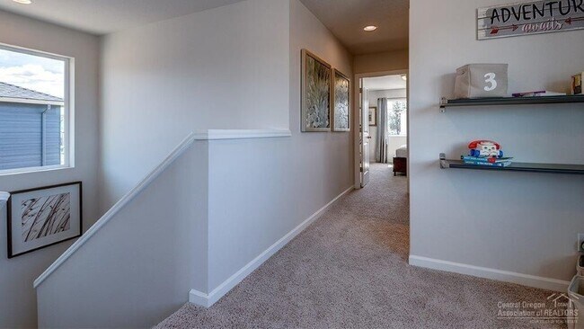 Building Photo - Three Bedroom House in SE Bend
