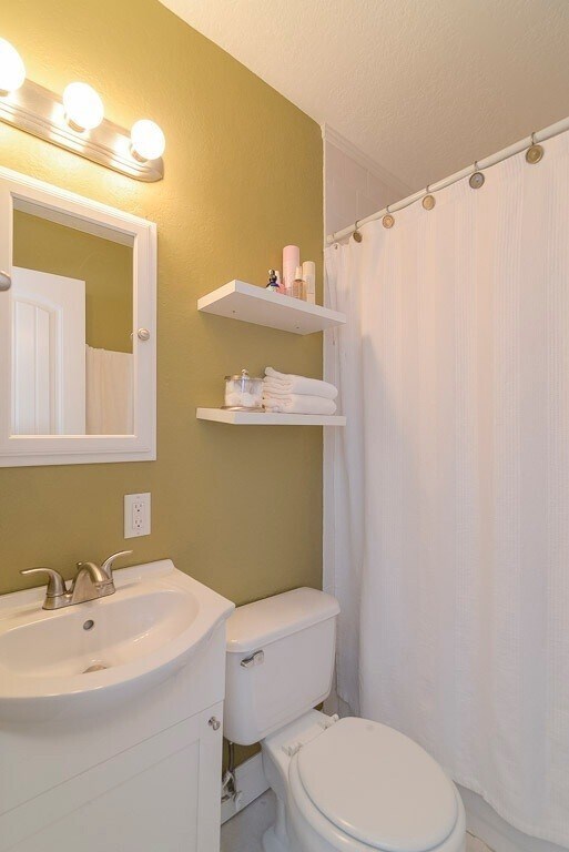 Building Photo - Charming Cottage in Sylvan Heights with Hardwood Floors, Granite Counter Tops, Fenced Yard, 2.5 M...