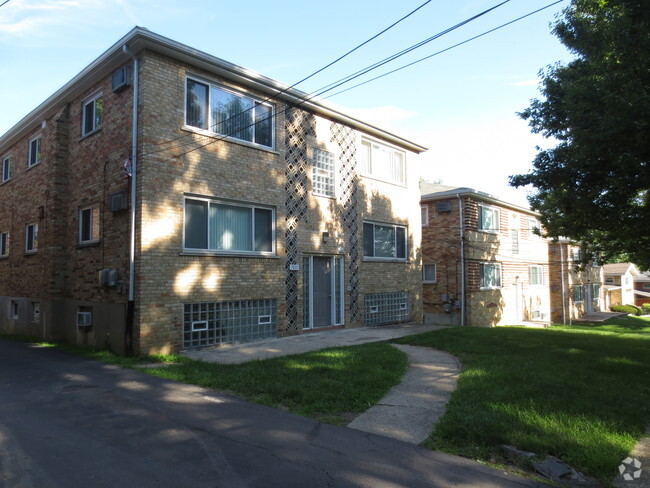 Building Photo - Roselawn Apartments