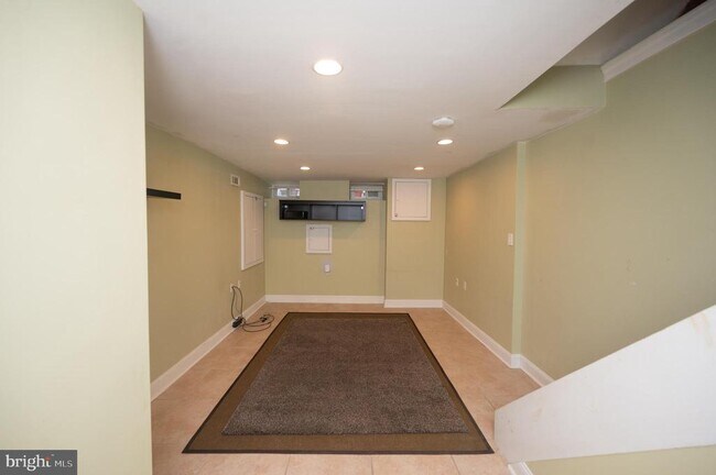 Building Photo - 703 Annin St