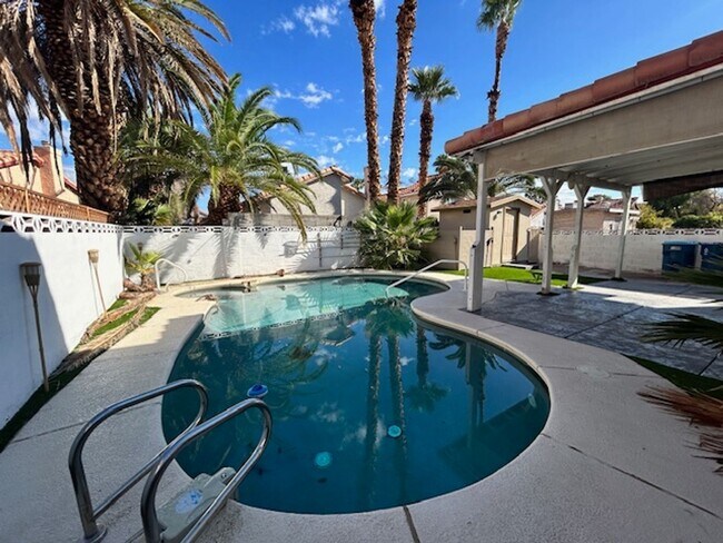 Building Photo - STUNNING 4 BEDROOM 3 BATH, 2 STORY HOME WI...
