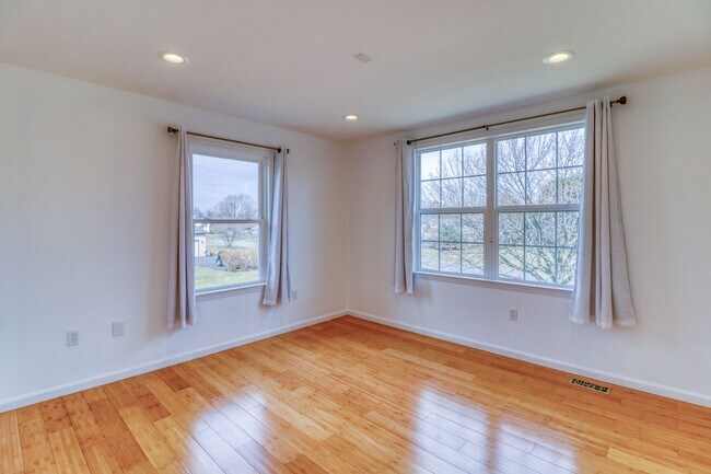 Building Photo - THIS IS THE ONE YOU HAVE BEEN WAITING FOR!...