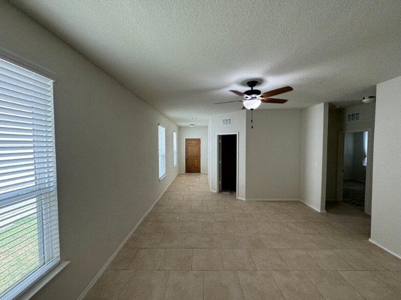 Building Photo - 206 Elderberry