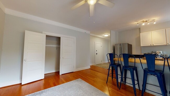 Building Photo - Bright & Sunny Large One Bedroom With Vaul...