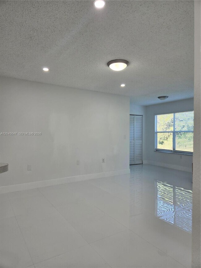 Building Photo - 595 Vista Isles Dr