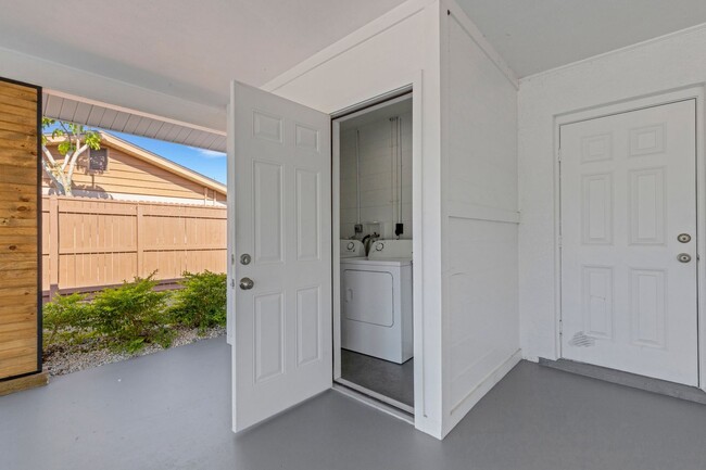Building Photo - Modern Sarasota 3 Bedroom Home With Separa...