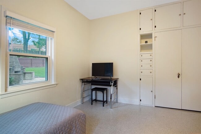 Building Photo - 1647 Lake Ella Dr