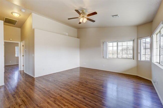 Building Photo - 4150 N Viewpoint Dr