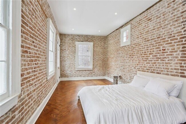 Building Photo - 810 Bourbon St